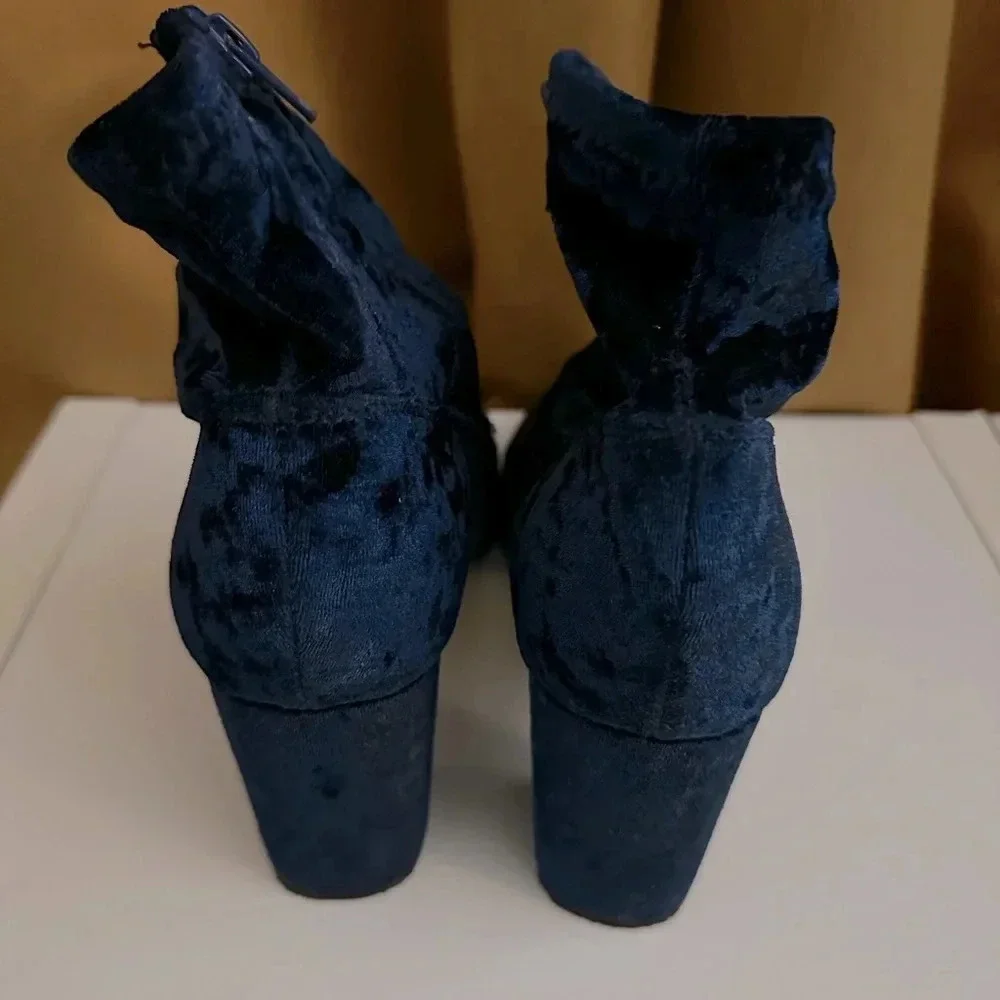 CARLOS BY CARLOS SANTANA WOMEN'S SIZE 9 M BLUE CRUSHED VELVET BLOCK HEEL BOOTS